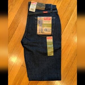 Wrangler men's straight cut regular fit jeans.